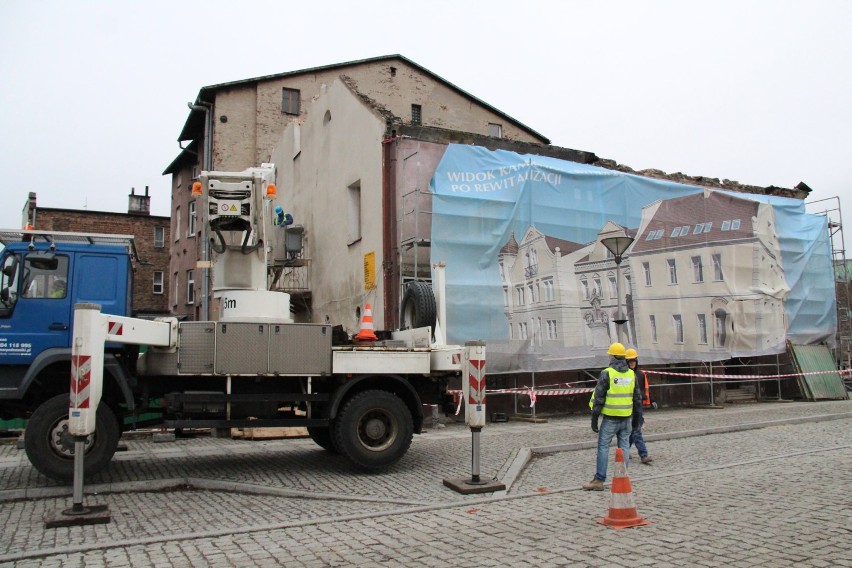 W kamienicy Konarzewskich trwa rozbiórka ścian budynku