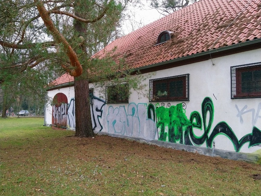 Zabytkowa wozownia z Oliwy od 3 lat czeka na wyremontowanie zniszczonej elewacji