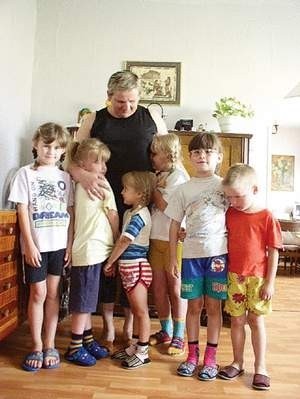 Pani Anna i jej dzieci: dwie Klaudie, Ewelina, Kasia, Jessika i Martin.