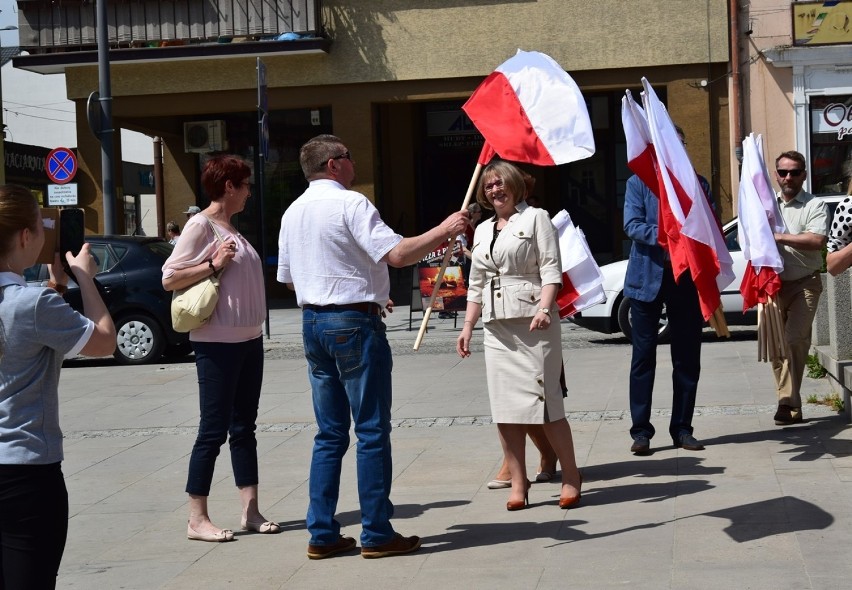 Gorlice. Posłanka Barbara Bartuś i działacze PiS rozdawali flagi mieszkańcom i przechodniom [ZDJĘCIA]