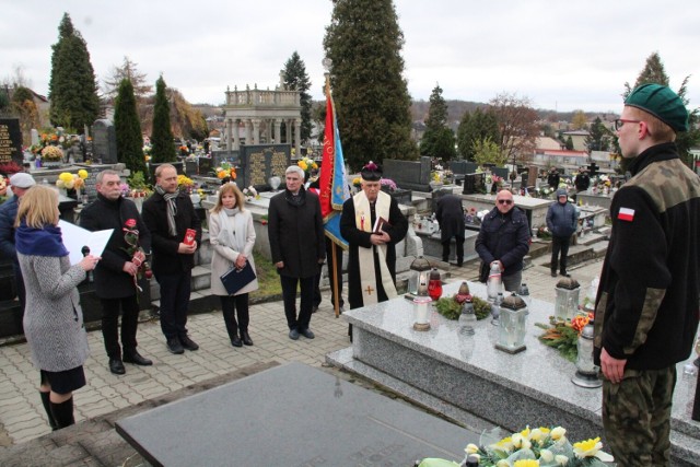 W czwartek 17 listopada 11 grobów powstańców śląskich w Czeladzi oznaczonych zostało  znakiem pamięci „Tobie Polsko”

Zobacz kolejne zdjęcia/plansze. Przesuwaj zdjęcia w prawo naciśnij strzałkę lub przycisk NASTĘPNE