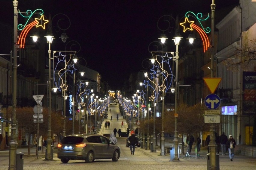 Świąteczne iluminacje zdobią Kielce. Po zmroku wyglądają bajkowo! [ZDJĘCIA]