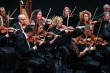 Koncert pt. Requiem Katyńskie w Muzeum II Wojny Światowej w Gdańsku. Uczestnicy i muzycy oddali hołd ofiarom zbrodni katyńskiej