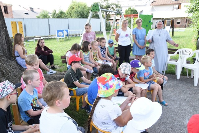 W Jędrzejowie trwają półkolonie dla dzieci i młodzieży z trenu gminy. Hasłem tegorocznych turnusów są "Wakacje z Nianią McPhee".