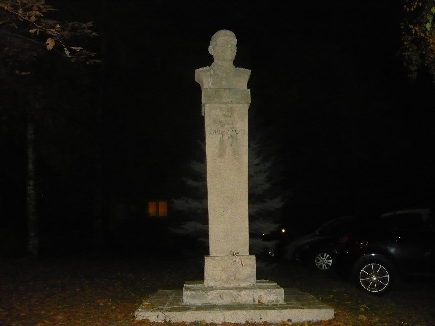 Pomnik Karola Świerczewskiego budzi spore kontrowersje