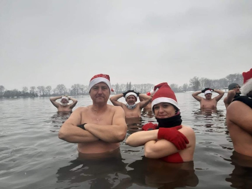 Święty Mikołaj odwiedził morsów z Kruszwicy