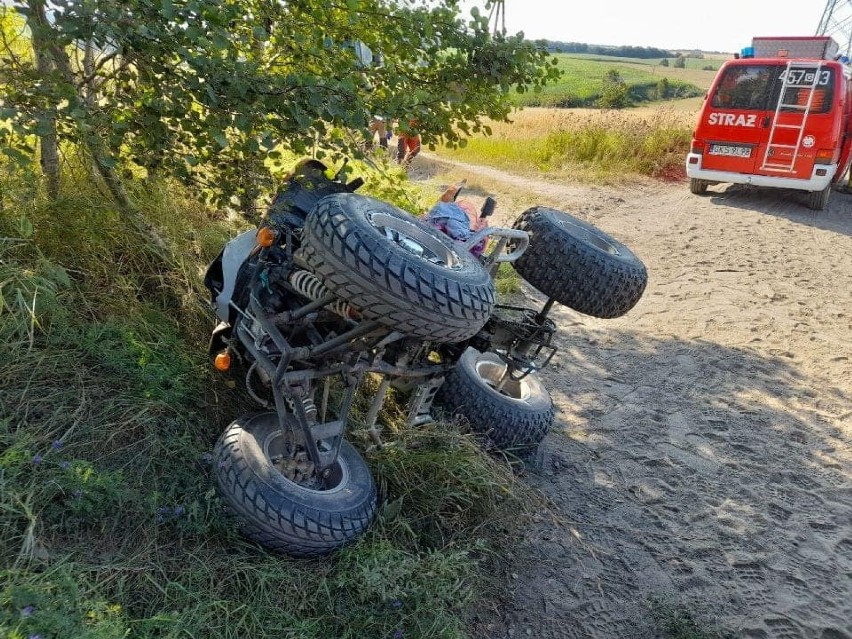 Grabowo Kościerskie. Wypadek na ul. Długiej (3.08.2022). Kierowca quada stracił panowanie nad pojazdem ZDJĘCIA