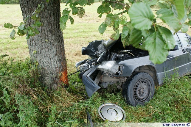 Mercedes uderzył w drzewo. Pasażerka zmarła w szpitalu [zdjęcia]