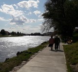 Majówkowy spacer gorzowskim bulwarem od stacji kolejowej przy ul. Teatralnej aż do Wildomu