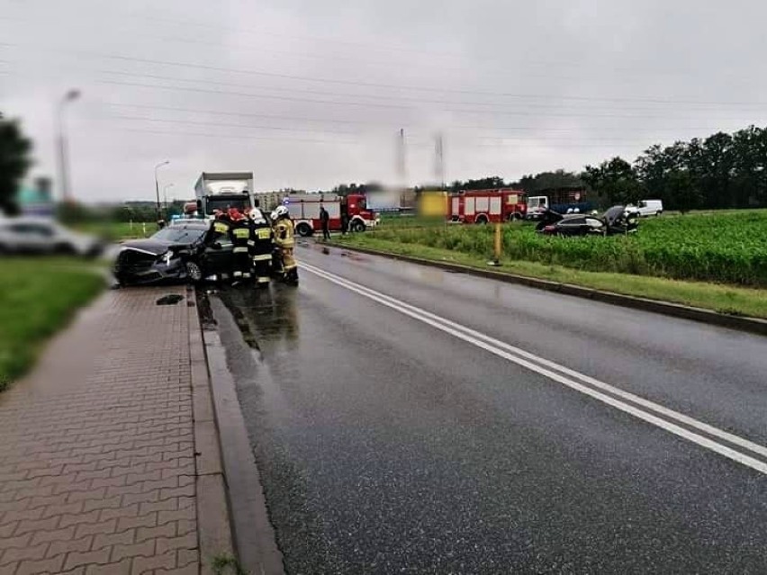 Wypadek w Niewiadowie koło Tomaszowa. Dwie osoby ranne w zderzeniu dwóch samochodów [ZDJĘCIA]