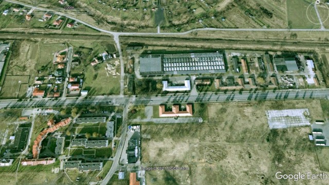 Przemyśl. Skrzyżowanie ul. Lwowskiej z Batorego. 2008 r. Widoczna jest jeszcze fabryka Fanina i puste działki w miejscu dzisiejszego Tesco i McDonalda.