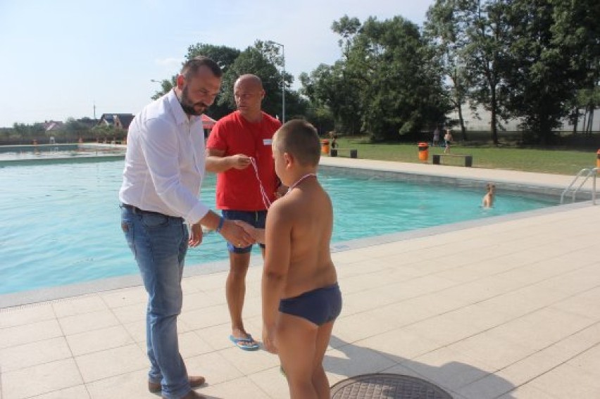 AKTYWNIE: Zakończył się projekt nauki pływania dla dzieci  „Umiem pływać” na żerkowskim basenie [ZDJĘCIA]