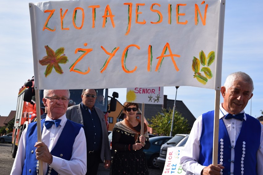 "Nie dbam o wiek, dbam o siebie". Ulicami Pleszewa przeszła II Parada Seniorów w ramach "Senioriady 2019"