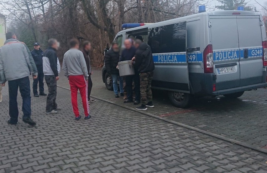Krakowscy policjanci pomagali bezdomnym [ZDJĘCIA]