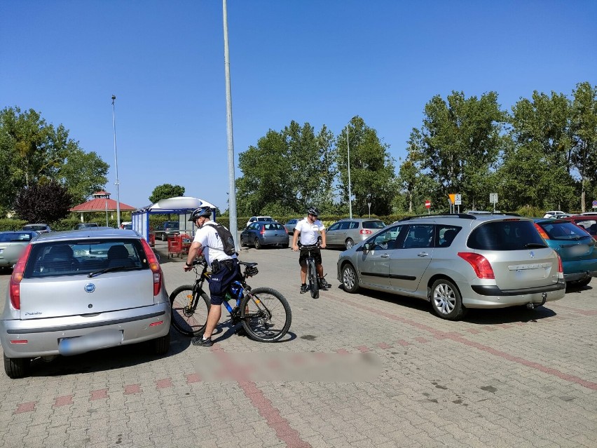 Policjanci na rowerach w upalne dni zaglądają do aut zostawionych na parkingach. Sprawdzają, czy w środku nie ma dziecka lub zwierzęcia
