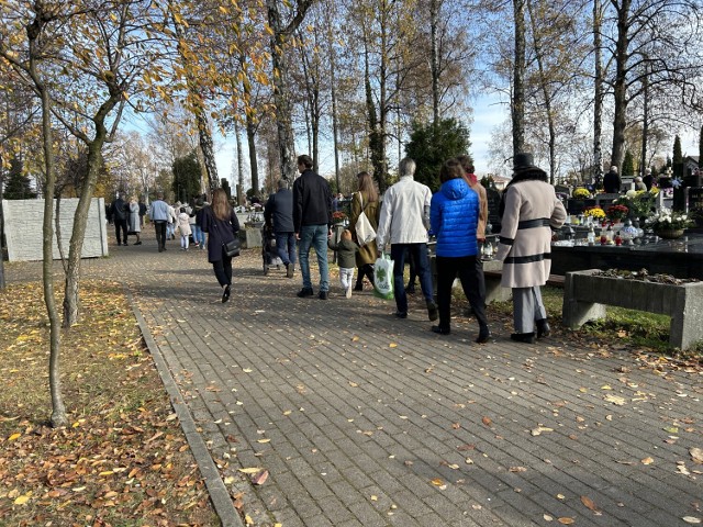 Mieszkańcy i przyjezdni tłumnie odwiedzają cmentarz w Olkuszu