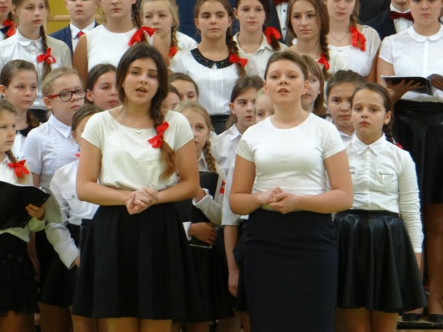 Patriotyczny koncert chóru szkolnego w ZSG 2 w Radomsku