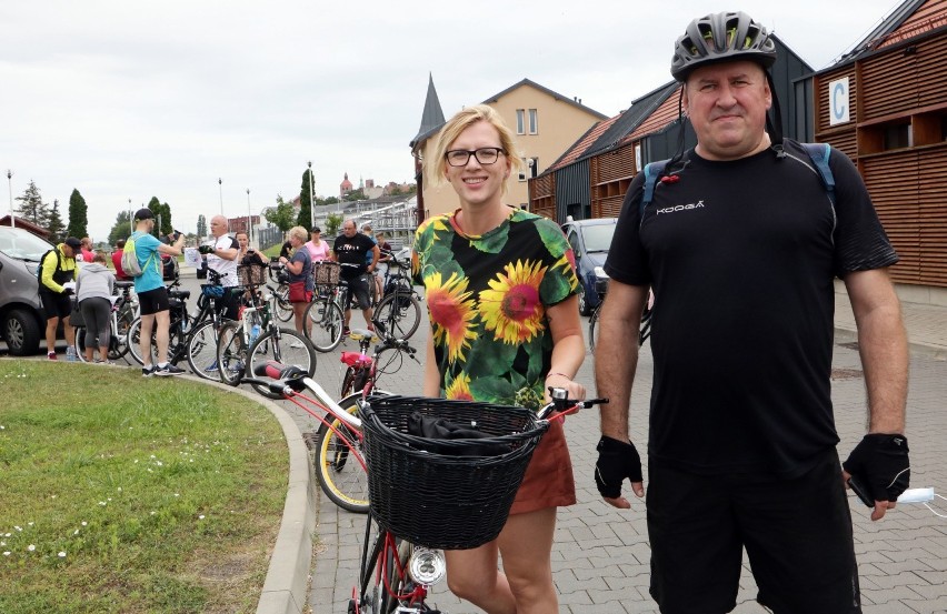 Uczestnicy miejskiego rajdu rowerowego do zamku w Nowem,...