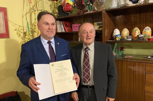 W imieniu staszowskich seniorów, posłowi Markowi Kwitkowi podziękował prezes Klubu Seniora „Radość Życia” Henryk Makuch