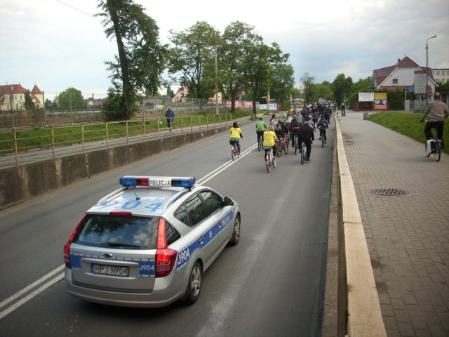 Jak widać na przedstawionym przykładzie jeden samochód zajmuje znacznie więcej miejsca na drodze, niż kilku-kilkunastu rowerzystów.