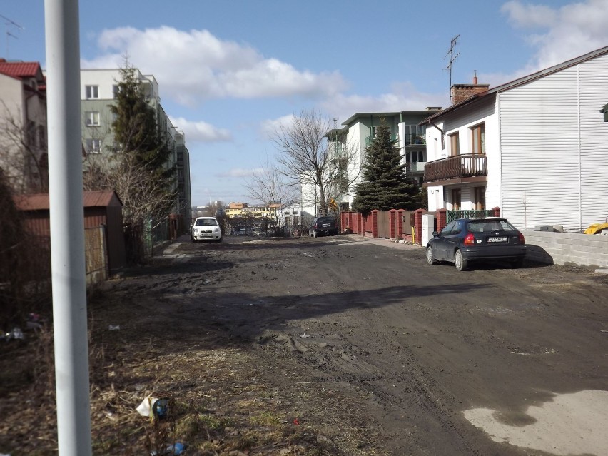 Zagrodzona słupkami ulica Topolowa