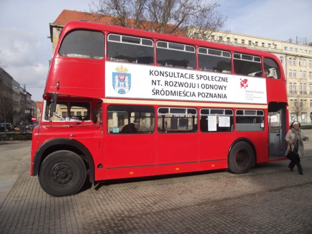 Na ulice Poznania wyjechał specjalny czerwony autobus. ...