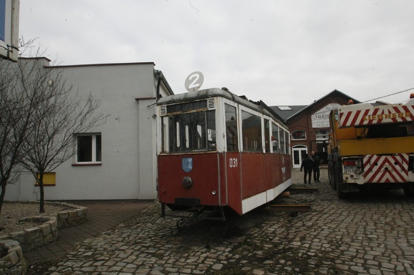 Legnicki tramwaj trafił do zajezdni MPK (ZDJĘCIA)