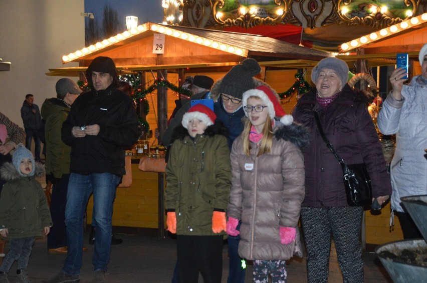 Bełchatów. Choinka na placu Narutowicza już się świeci! Chętnych do pozowania na jej tle nie brakowało [ZDJĘCIA]