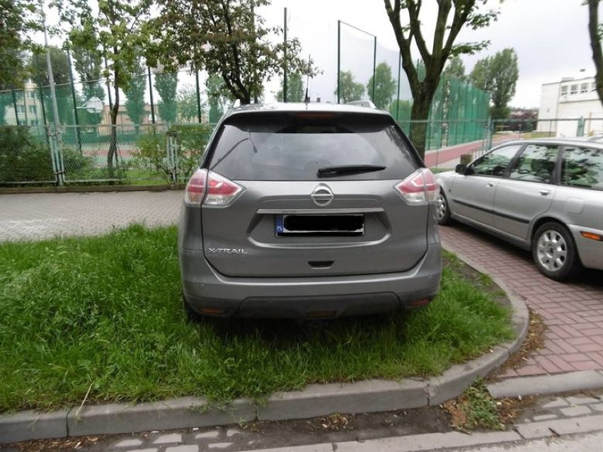 Prezentujemy złe przykłady parkowania pojazdów w...