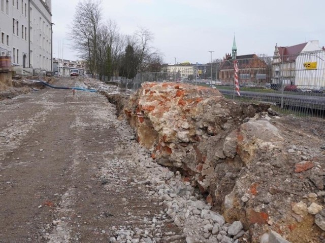 Fragmenty średniowiecznego muru odkryto przy Zamku Książąt Pomorskich w Szczecinie