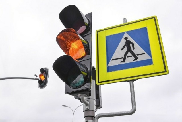 Według rozporządzenie Ministra Spraw Wewnętrznych i Administracji z 2002 r. w sprawie znaków i sygnałów drogowych, żółte światło oznacza zakaz wjazdu za sygnalizator.