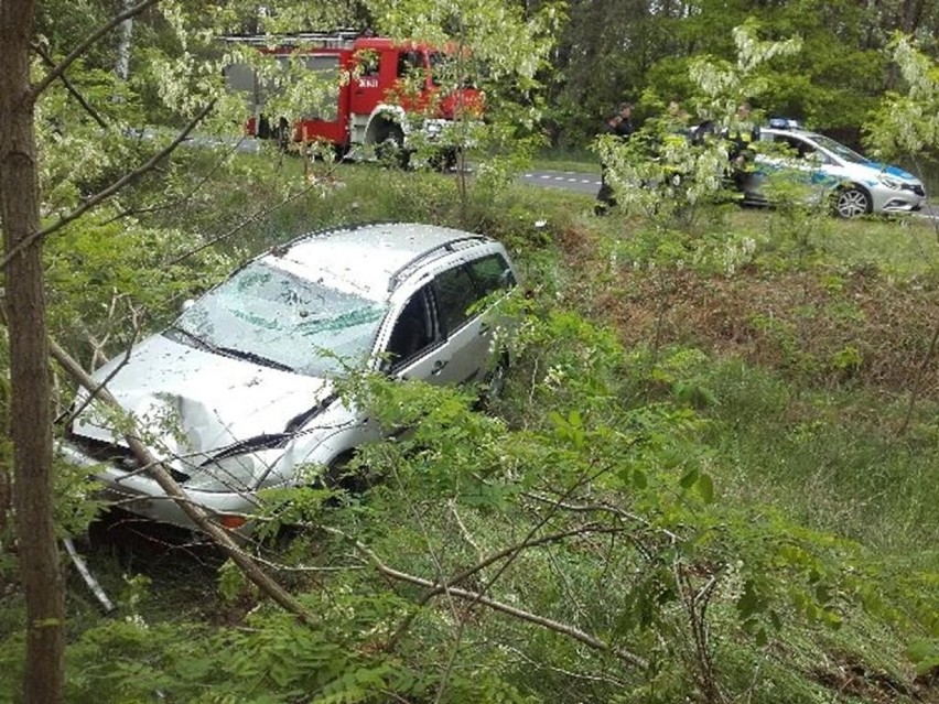 Kierowca wypadł z drogi na trasie Bobrowice-Dychów. Miał 4...