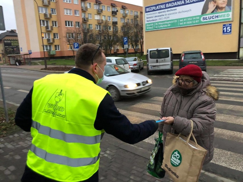 Odblaski przechodniom wręczali członkowie Stowarzyszenia...