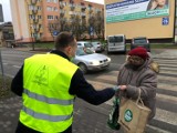 Mieszkańcy Kraśnika otrzymali ratujące życie odblaski. To akcja Stowarzyszenia Rozwój i Bezpieczeństwo. Zobacz zdjęcia