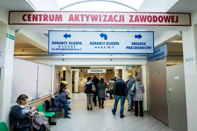 Miejsce pracy: Inowrocław 
Zakres obowiązków:
ręczne prace transportowe, pakowanie gotowej produkcji w kartony z tektury falistej oraz w szary papier, nakładanie i odbieranie książek do maszyny do pakowania w folię oraz składek papieru do maszyny do zbierania składek,
układanie książek i zebranych składek papieru na palecie,
podstawianie pustych palet na stanowiska ręcznego układania książek z linii produkcyjnej,
odbieranie palet z gotową produkcją i transport do miejsca składowania za pomocą elektrycznego wózka jezdniowego
Rodzaj umowy: Umowa o pracę na czas określony
Warunki świadczenia pracy: Stacjonarna
Praca tymczasowa oferowana przez agencję: NIE
Wymiar etatu: 1
Zmianowość: trzy zmiany
Liczba godzin pracy w tygodniu: 40
Liczba godzin pracy w miesiącu: nie dotyczy
Data rozpoczęcia: 08.04.2024
Data zakończenia pracy: 08.10.2025
Wynagrodzenie brutto: od 4 500 PLN

SZCZEGÓŁY OFERTY KLIKNIJ TUTAJ 