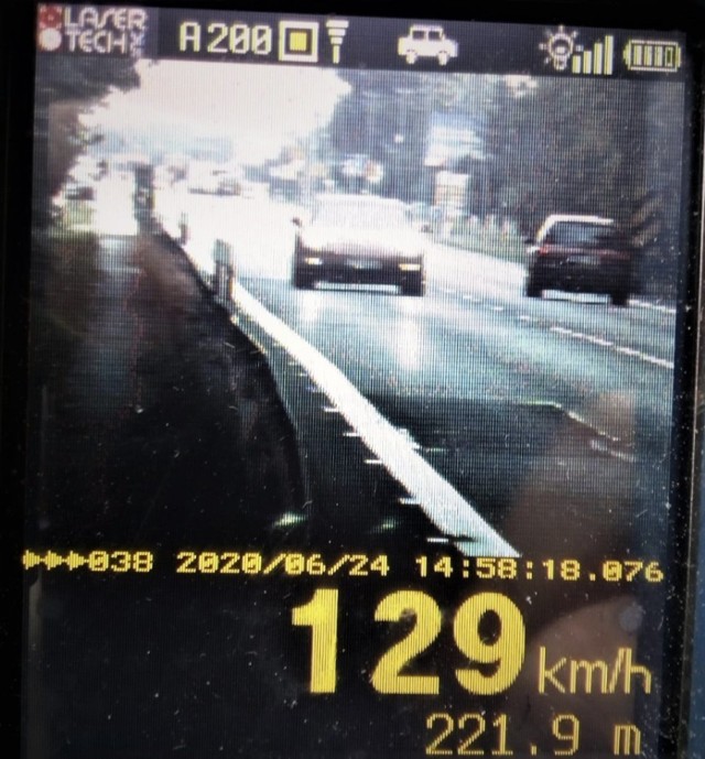 Urządzenie do pomiaru prędkości wskazało, iż kierująca 61-latka z Mikołowa poruszała się z prędkością 129 km/h, przy ograniczeniu do 70 km/h w obszarze zabudowanym.