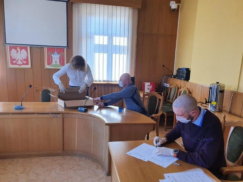 Gmina Śmigiel zakupiła za pieniądze z grantu laptopy dla szkół podstawowych