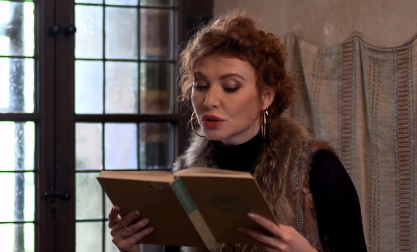 Malbork. Aktorka czyta bajki w zamku. To kolejna odsłona "Ferii po królewsku online"