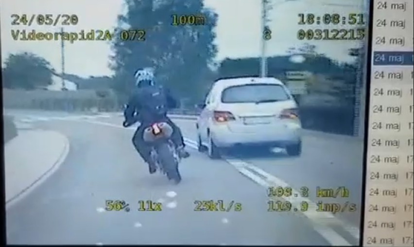 Rybniccy policjanci ścigali motocyklistę i zepchnęli go z drogi... Wszystko widać na WIDEO