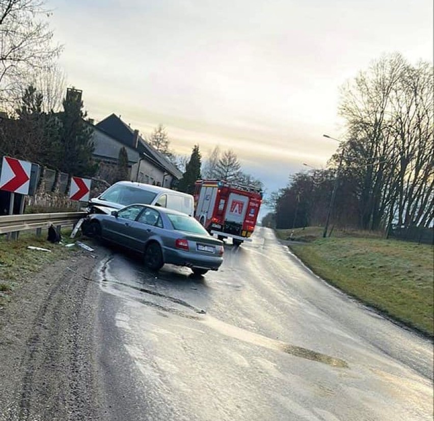 Czołowe zderzenie aut w Kraszkowicach. 1500 zł mandatu dla kierowcy audi FOTO