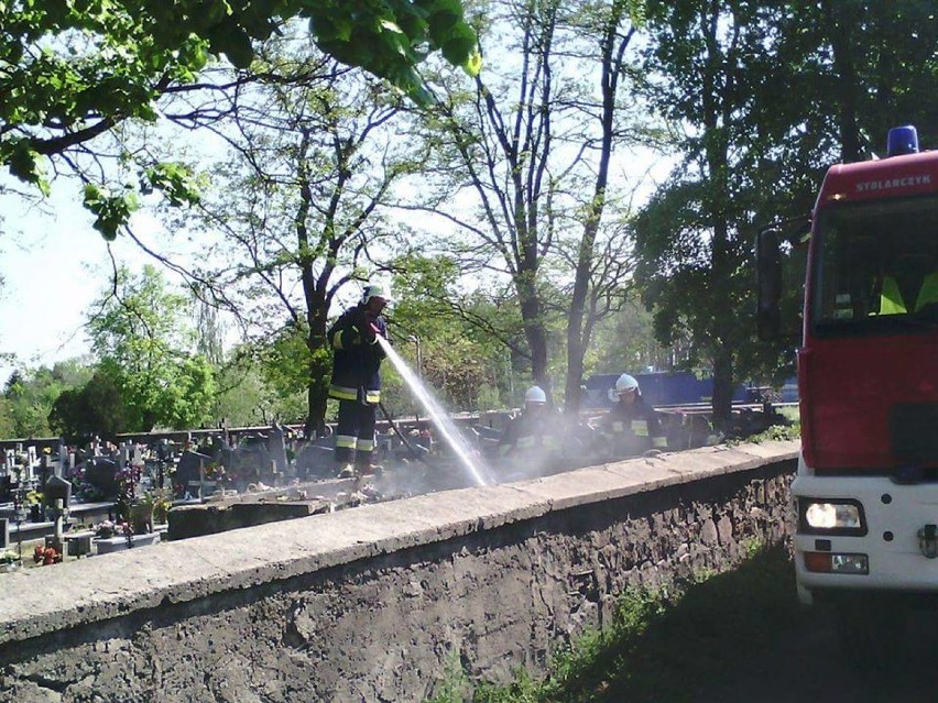 Grzegorzew: Gasili pożar śmietnika na cmentarzu