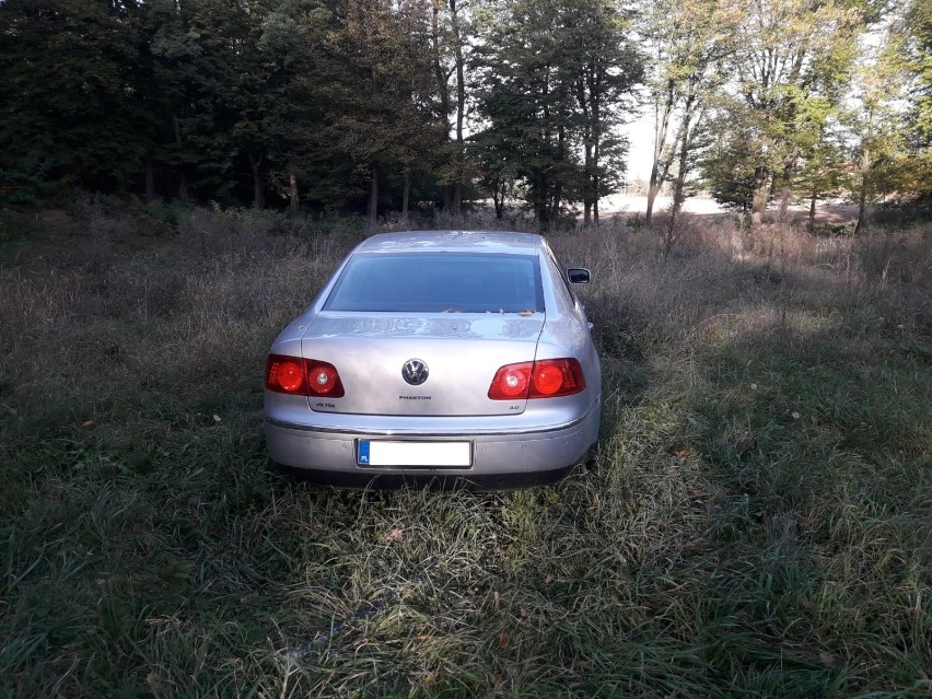 Na łące stał porzucony samochód. Okazało się, że został skradziony na terenie Niemiec