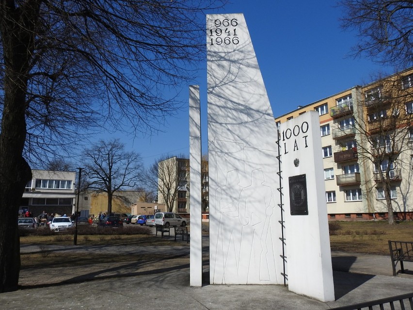 Na pomniku była tablica upamiętniająca obrońców władzy...