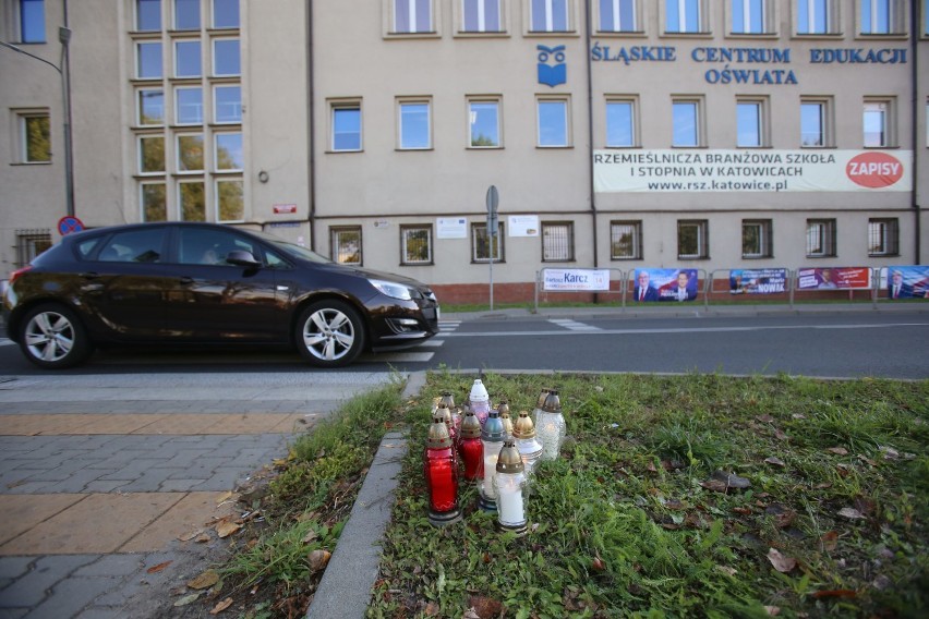 Tramwaj potrącił 17-latkę w Katowicach. Dziewczyna zginęła kilka metrów od szkoły. Teraz płoną tam znicze [wypadek na al. Korfantego].