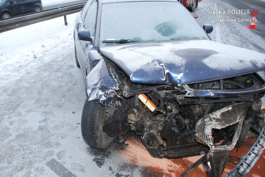 Wypadek na S1 w Dąbrowie Górniczej. Zderzyło się 5 samochodów, ranna kobieta