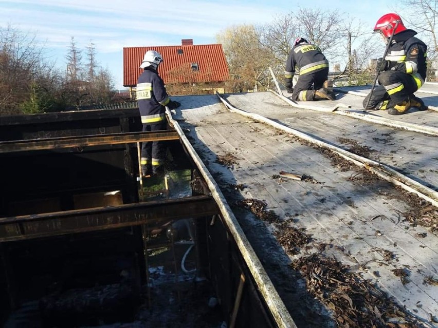 Pożar w Wyszynach. Palił się budynek gospodarczy, jedną z ratowniczek zabrano do szpitala (FOTO)