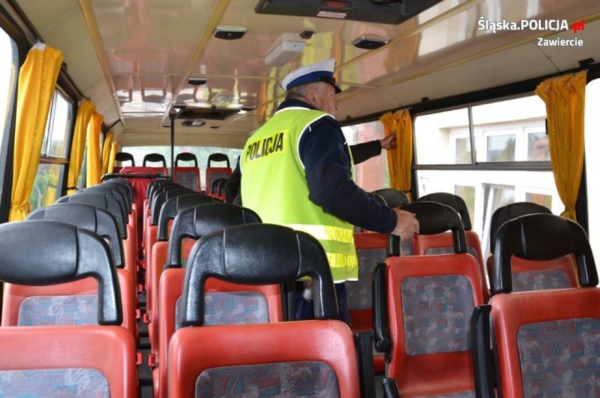 Policjanci zatrzymali niesprawny autokar. Miał zawieźć dzieci do Katowic FOTO