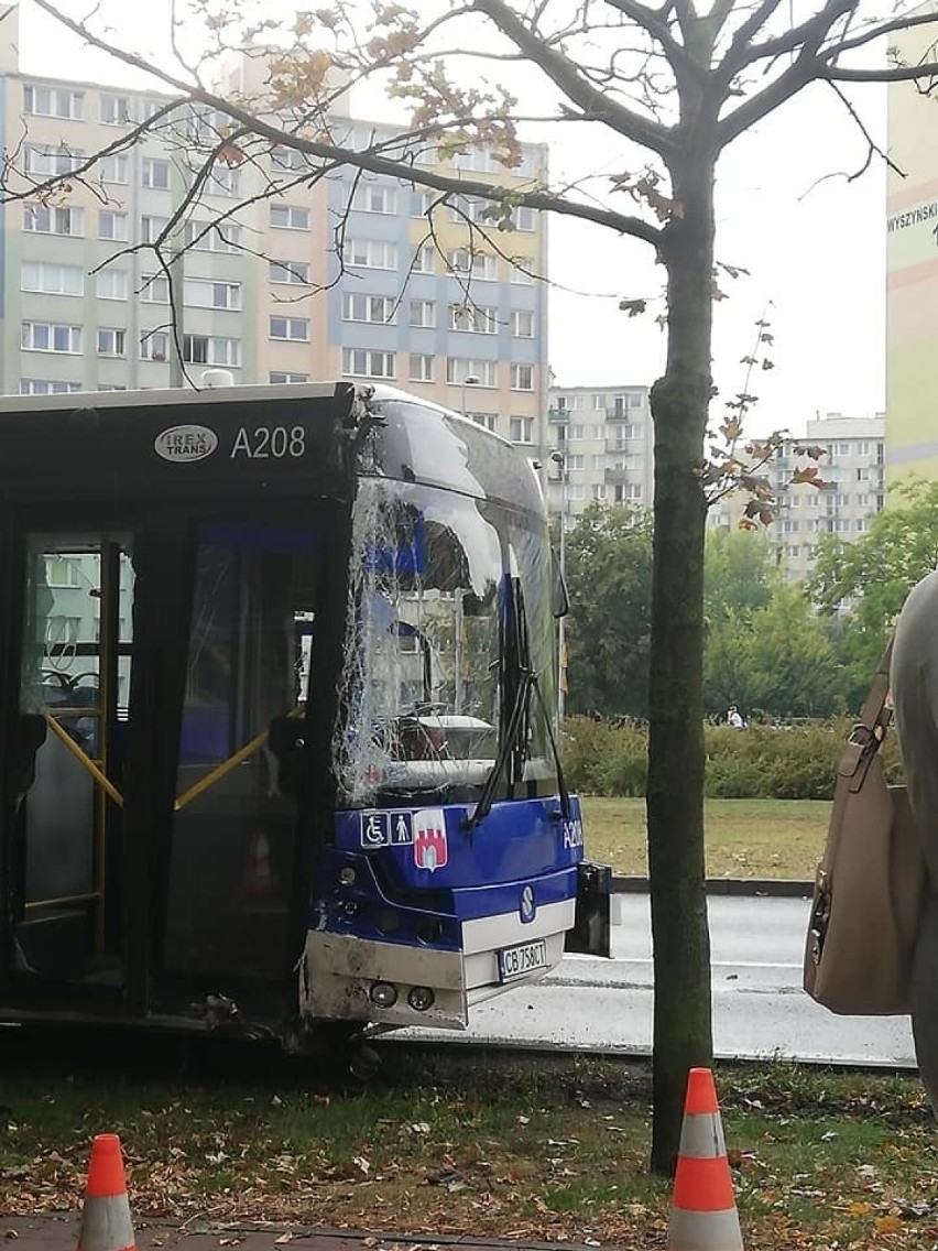 Niebezpieczne zderzenie w Bydgoszczy. Autobus miejski ściął słup