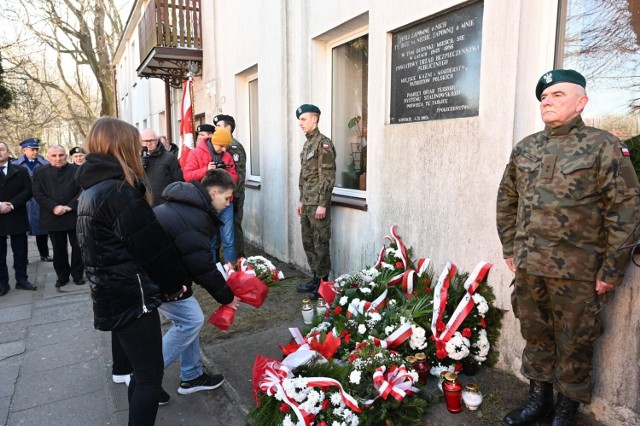 W środę, 1 marca obchodziliśmy Narodowy Dzień Pamięci Żołnierzy Wyklętych. W Końskich złożono kwiaty, zapalono znicze, zmówiono modlitwę. Zobacz więcej na kolejnych zdjęciach >>>>