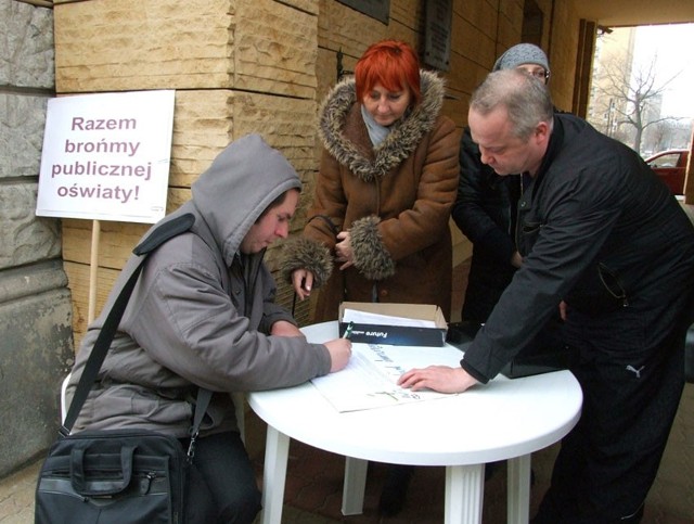 Łodzianie składali podpisy w obronie szkół na ul. Piotrkowskiej. Akcja prowadzona będzie nadal.